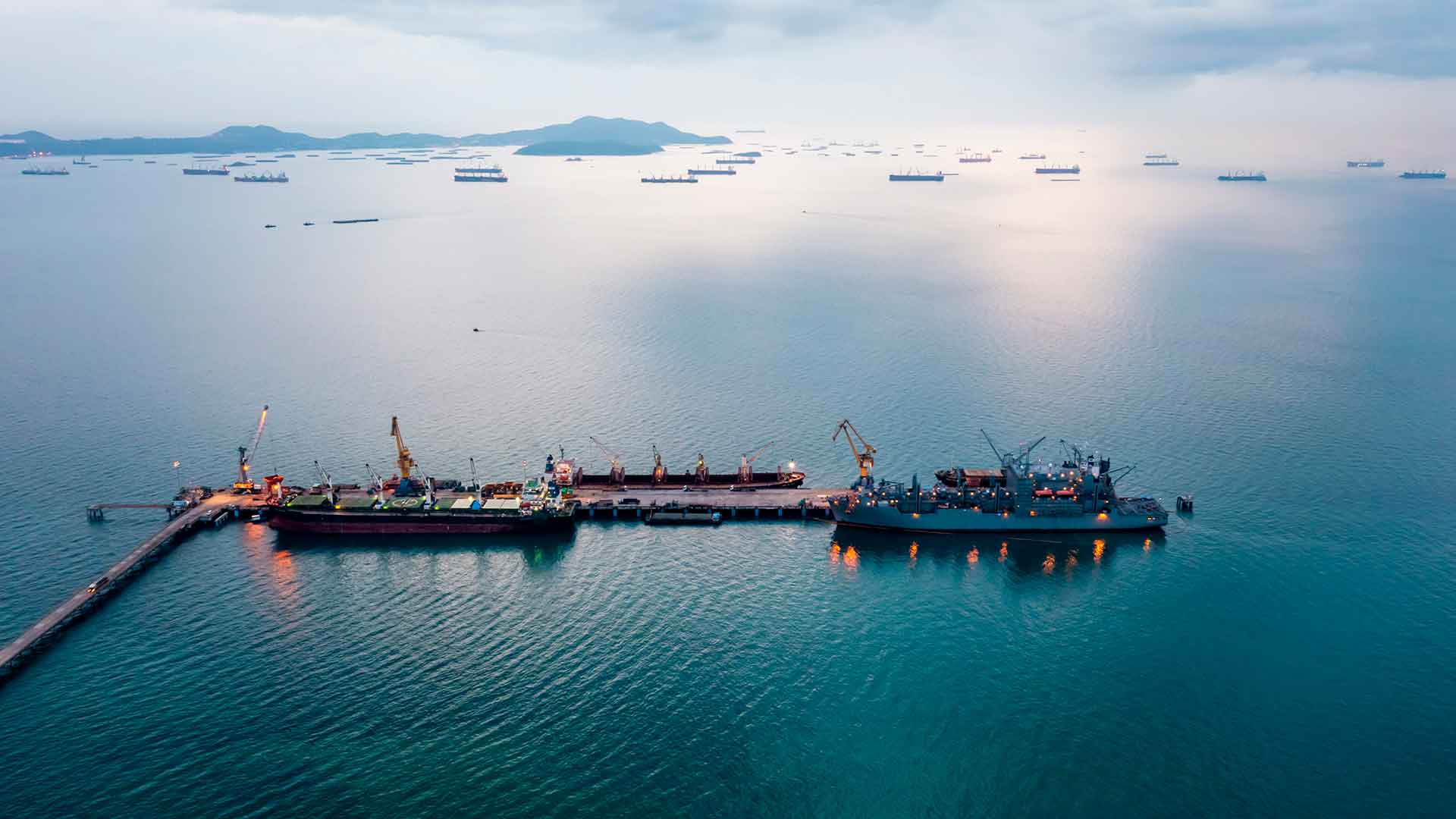 Tanque petrolero industrial en el mar